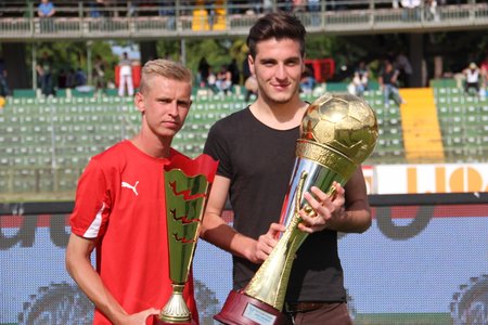 Trofej pro poražené z mezinárodního soupeření vítězů Poháru Josefa Masopusta, přebrali chrudimští studenti v poločase finále Italského poháru do 19 let