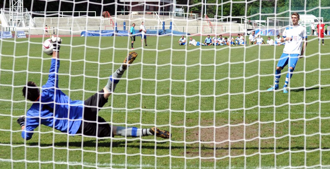 Hradecký brankář Jan Moník likviduje už druhou penaltu v rozstřelu