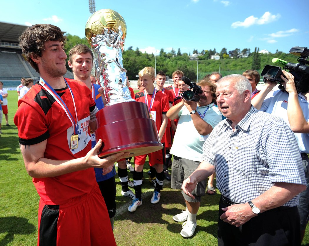 Kapitán Hradce Lukáš Trnka přebírá trofej od legendárního Josefa Masopusta