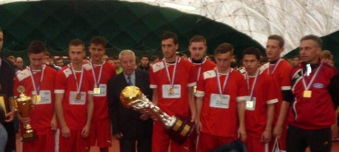 Fotbalisté z Příbrami přebrali cenný pohár přímo od legendárního Josefa Masopusta