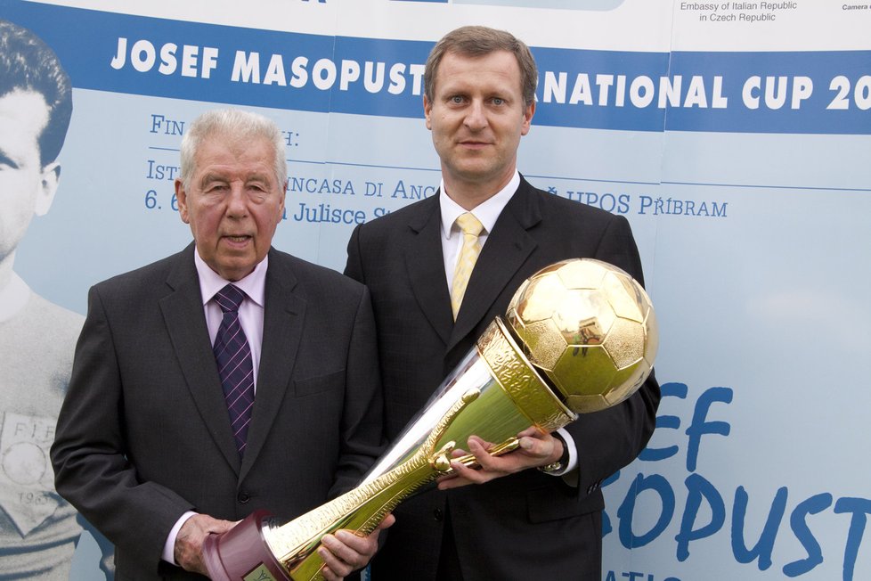 Fotbalová legenda Josef Masopust s pohárem pro vítěze poháru nesoucí jeho jméno