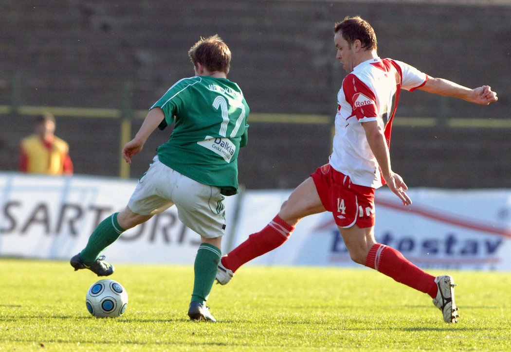 Zdeněk Šenkeřík ze Slavie se snaží odebrat míč Ondřeji Fickovi (vlevo) z Karviné.