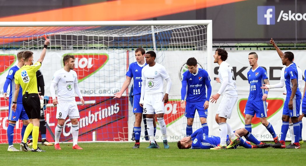 Situace před červenou kartou boleslavského Mebrahta ve čtvrtfinále Mol Cupu s Baníkem Ostrava