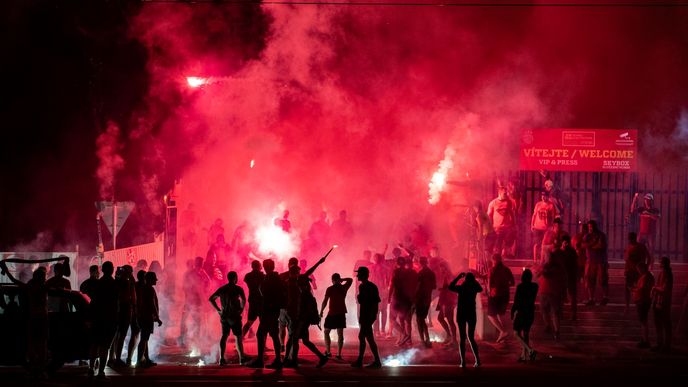 Ohňová oslava fanoušků Sparty po příjezdu hráčů z Liberce, kde získali pohárovou trofej