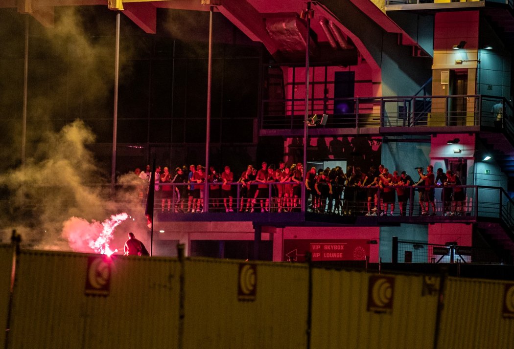 Sparťané si na Letné v noci po triumfu v poháru užili světelnou děkovačku s fanoušky