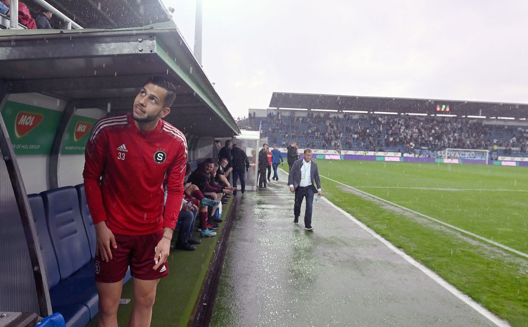 Dávid Hancko zkoumá, jak to vypadá s průtrží mračen, která odložila finále domácího poháru