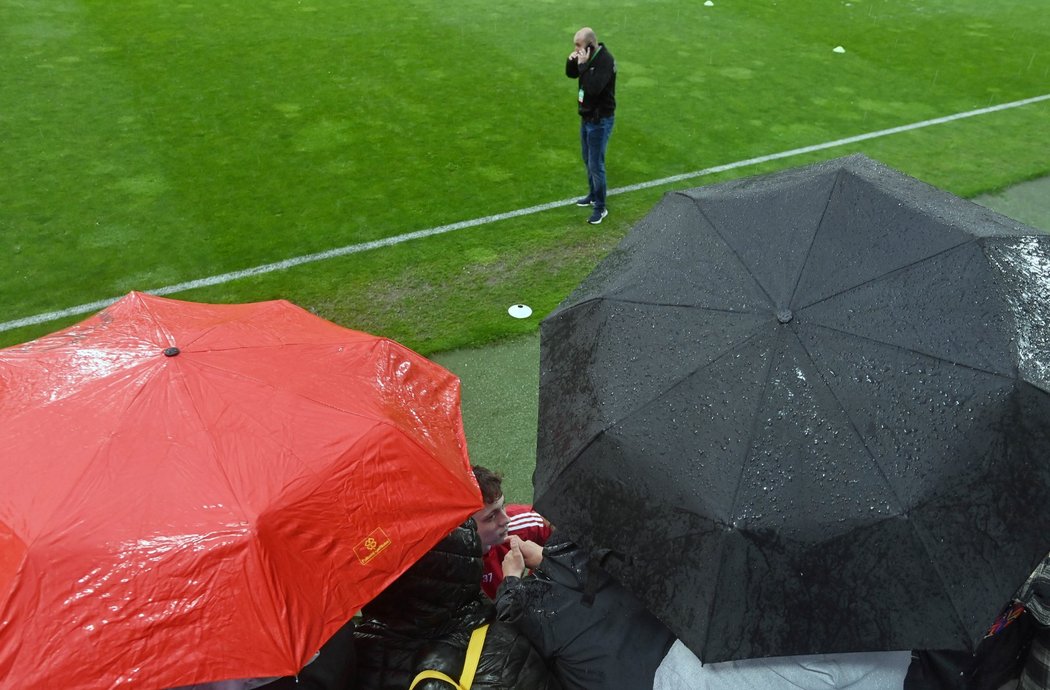 Ladislav Krejčí vykukuje mezi deštníky, finále Slovácko - Sparta se nakonec neodehrálo