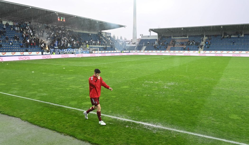 Ladislav Krejčí prochází kolem podmáčeného hřiště v Uherském Hradišti