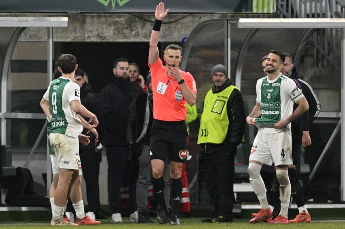 Jablonec vs. Slavia: antipodmínky pro Chama, Singhateh urvaný ze řetězu i VAR v akci Jablonec vs. Slavia: antipodmínky pro Chama, Singhateh urvaný ze řetězu i VAR v akci