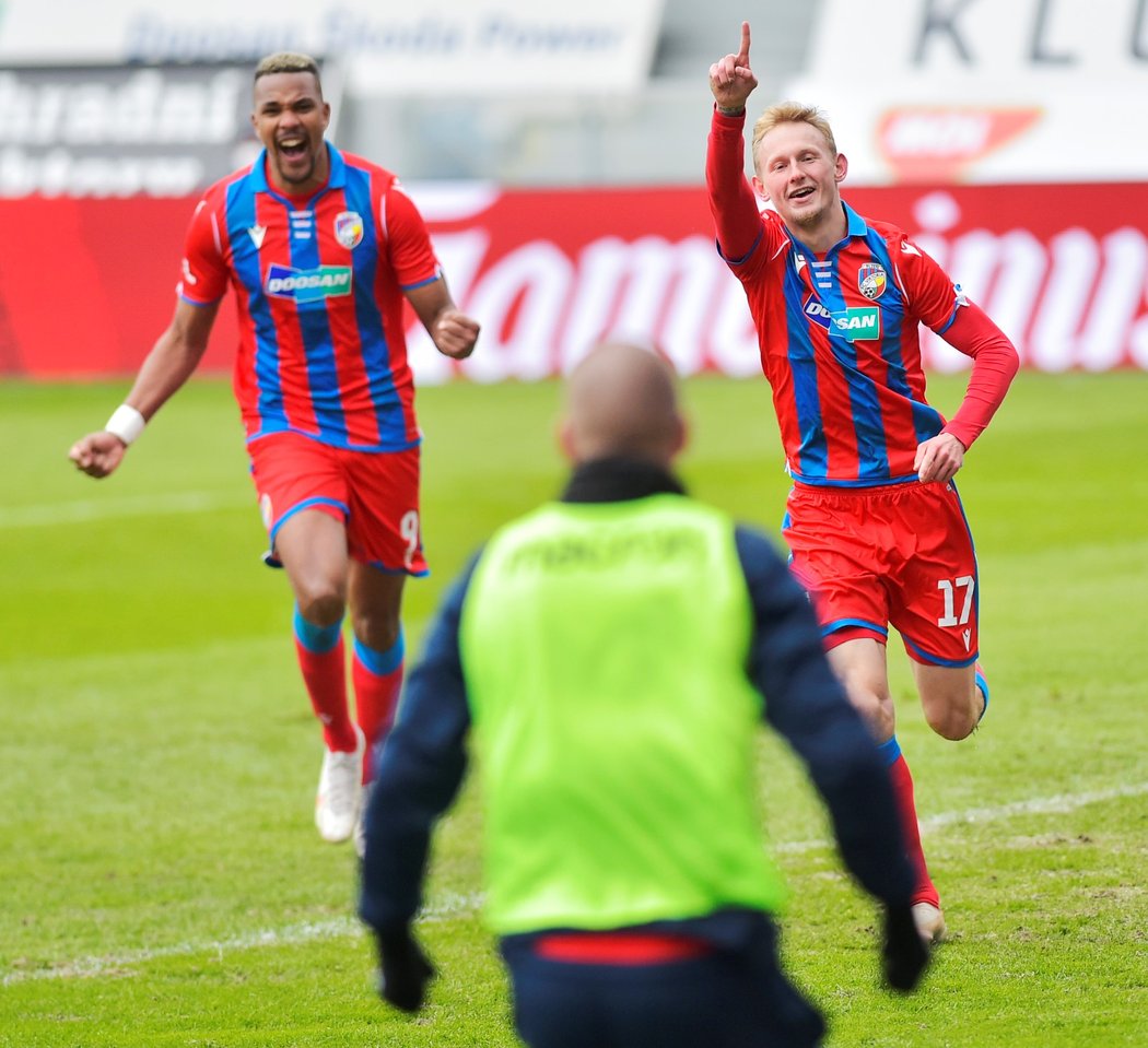 Radost plzeňských fotbalistů po Mihálikově gólu do sítě Liberce ve čtvrtfinále MOL Cupu