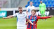 Plzeňský záložník Pavel Šulc bojuje o balon v zápase MOL Cupu proti Liberci