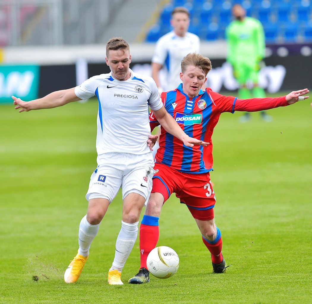 Plzeňský záložník Pavel Šulc bojuje o balon v zápase MOL Cupu proti Liberci