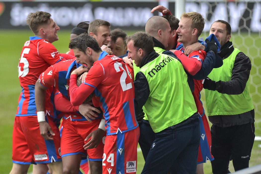 Radost plzeňských fotbalistů po Mihálikově gólu do sítě Liberce ve čtvrtfinále MOL Cupu