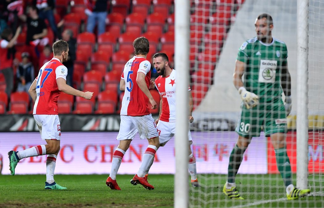 Fotbalisté Slavie slaví gól Josefa Hušbauera v semifinále poháru proti Boleslavi