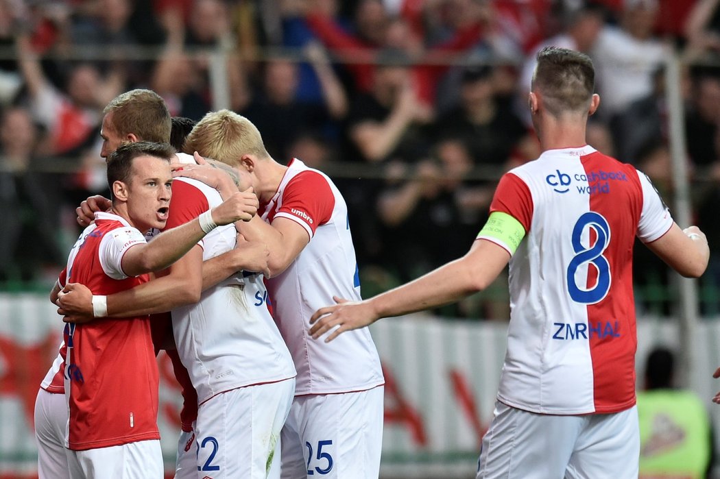 Radost slávistických fotbalistů z branky proti Jablonci ve finále Mol Cupu