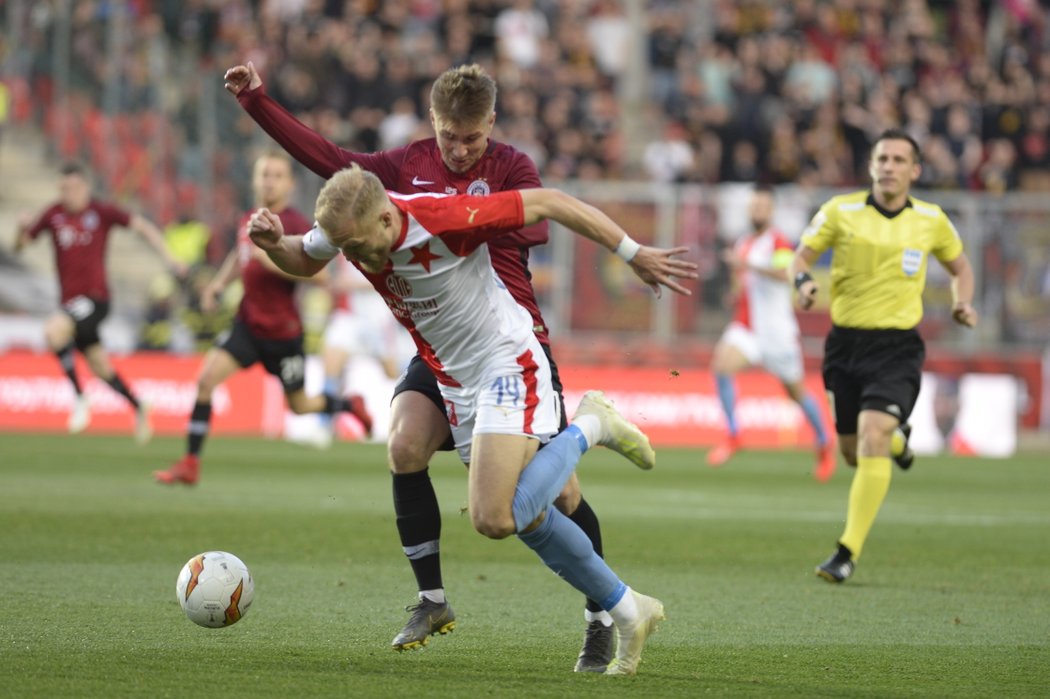 Mick Van Buren ze Slavie a Martin Frýdek ze Sparty v semifinále MOL Cupu