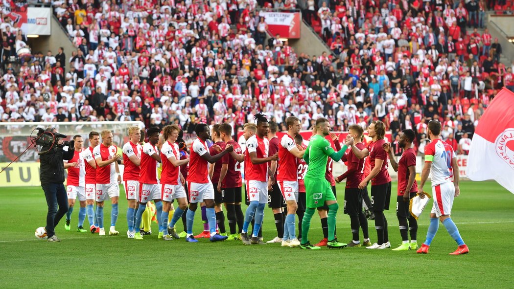 Fotbalisté Slavie si podávají ruce se sparťany před semifinále MOL Cupu