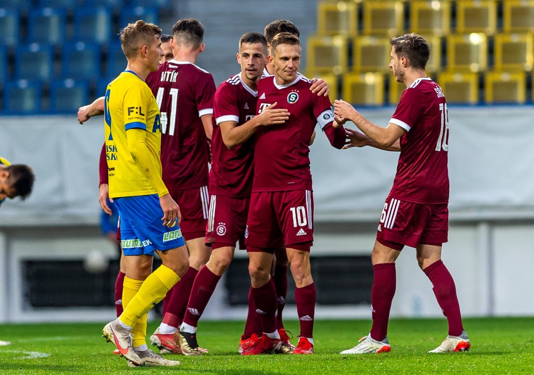 Bořek Dočkal oslavuje se spoluhráči ze Sparty svou trefu proti Teplicím v osmifinále MOL Cupu