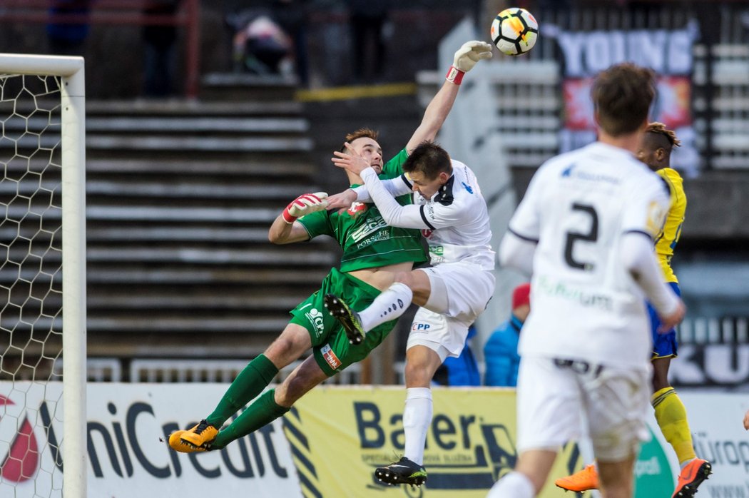 Nebezpečná situace před hradeckou brankou v utkání čtvrtfinále Mol Cupu se Zlínem