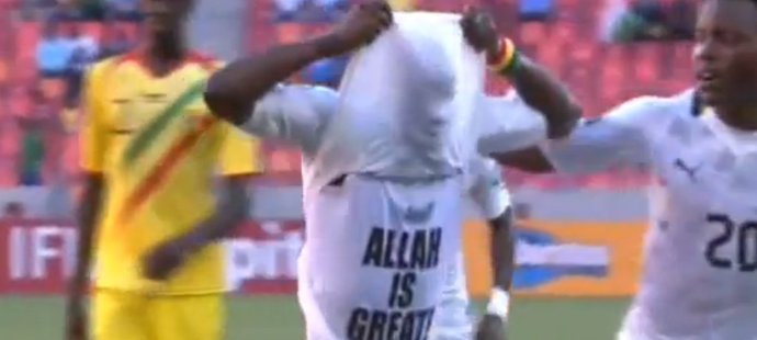 Mubarak Wakaso slaví svůj gól proti Mali, za náboženské heslo Alláh je veliký na tričku ho ale nejspíš čeká disciplinární trest