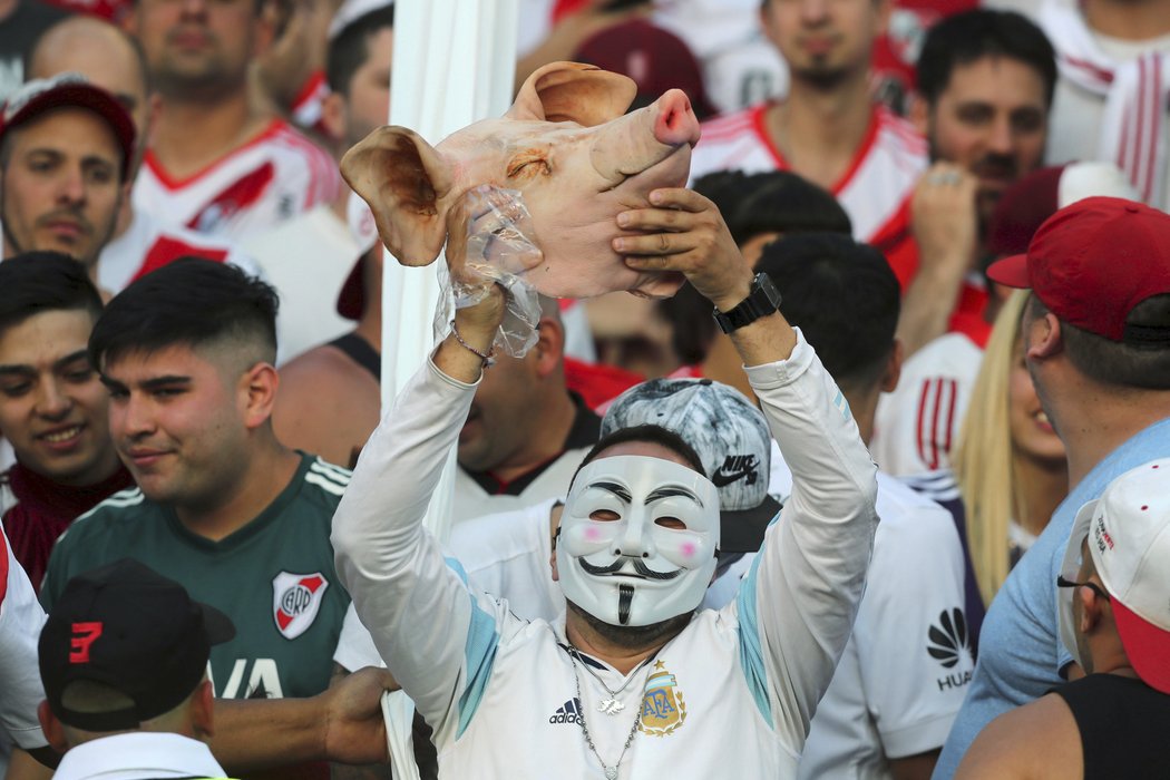 Fanoušek River Plate před sobotní odloženou odvetou finále Poháru osvoboditelů
