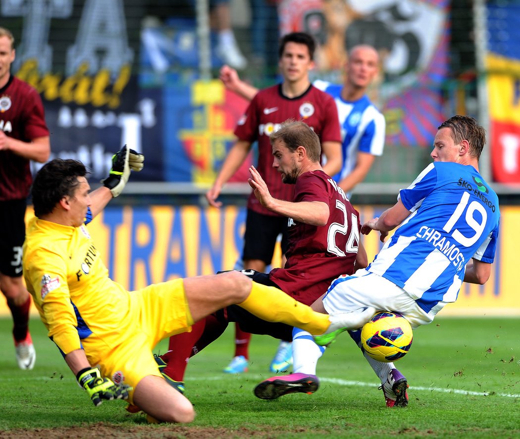 Jan Chramosta z Boleslavi šel do souboje s brankářem Sparty Markem Čechem v úvodním semifinále Poháru České pošty, které skončilo 1:1. Do souboje zasáhl i další sparťan Vlastimil Vidlička