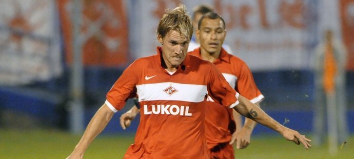 Radoslav Kováč ze Spartaku Moskva (vpravo) v souboji s Václavem Svěrkošem z Baníku v utkání Poháru UEFA.