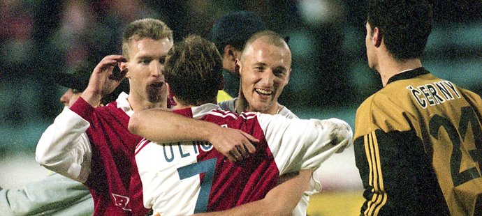 Luděk Zelenka objímá Iva Ulicha v zápase Slavie s Udine v Poháru UEFA v roce 2000