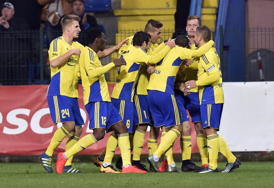 Fotbalisté Zlína se radují z gólu v prodloužení pohárového zápasu proti Spartě