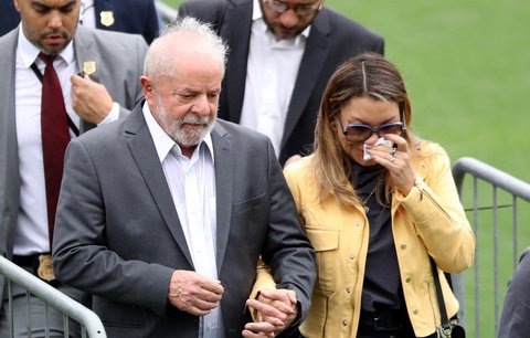Brazilský prezident Luiz Inácio Lula da Silva s ženou míří k Pelého rakvi