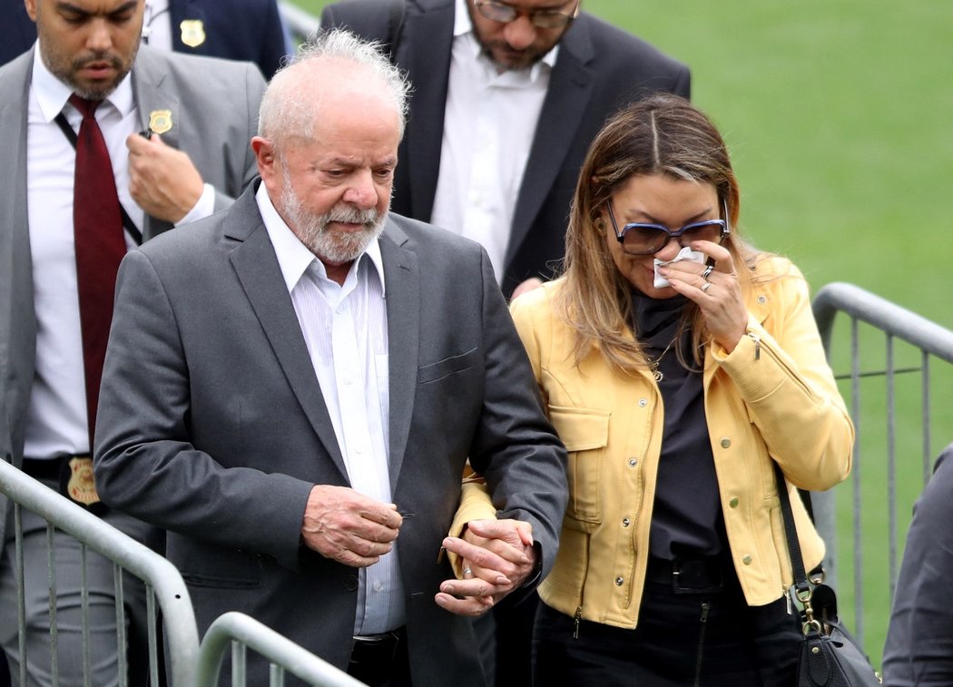 Brazilský prezident Luiz Inácio Lula da Silva s ženou míří k Pelého rakvi