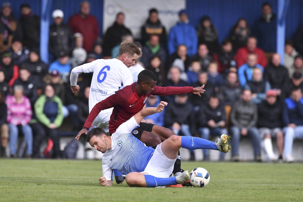 Sparťanský útočník Golgol Mebrahtu v souboji s obranou Polné