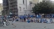 Fanoušci fotbalového týmu Lech Poznaň posedávají na Staroměstském náměstí v centru Prahy