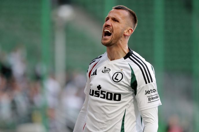 Český útočník Tomáš Pekhart oslavuje gól během své derniéry za Legii Varšava Český útočník Tomáš Pekhart oslavuje gól během své derniéry za Legii Varšava