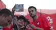 Polský brankář Lukasz Fabianski udělal během tréninku reprezentace radost jedné z fanynek společným selfie