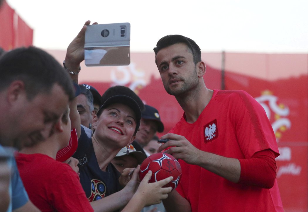 Polský brankář Lukasz Fabianski udělal během tréninku reprezentace radost jedné z fanynek společným selfie