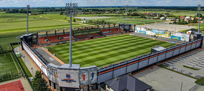 Stadion i tréninkové zázemí má Nieciecza přímo u polí