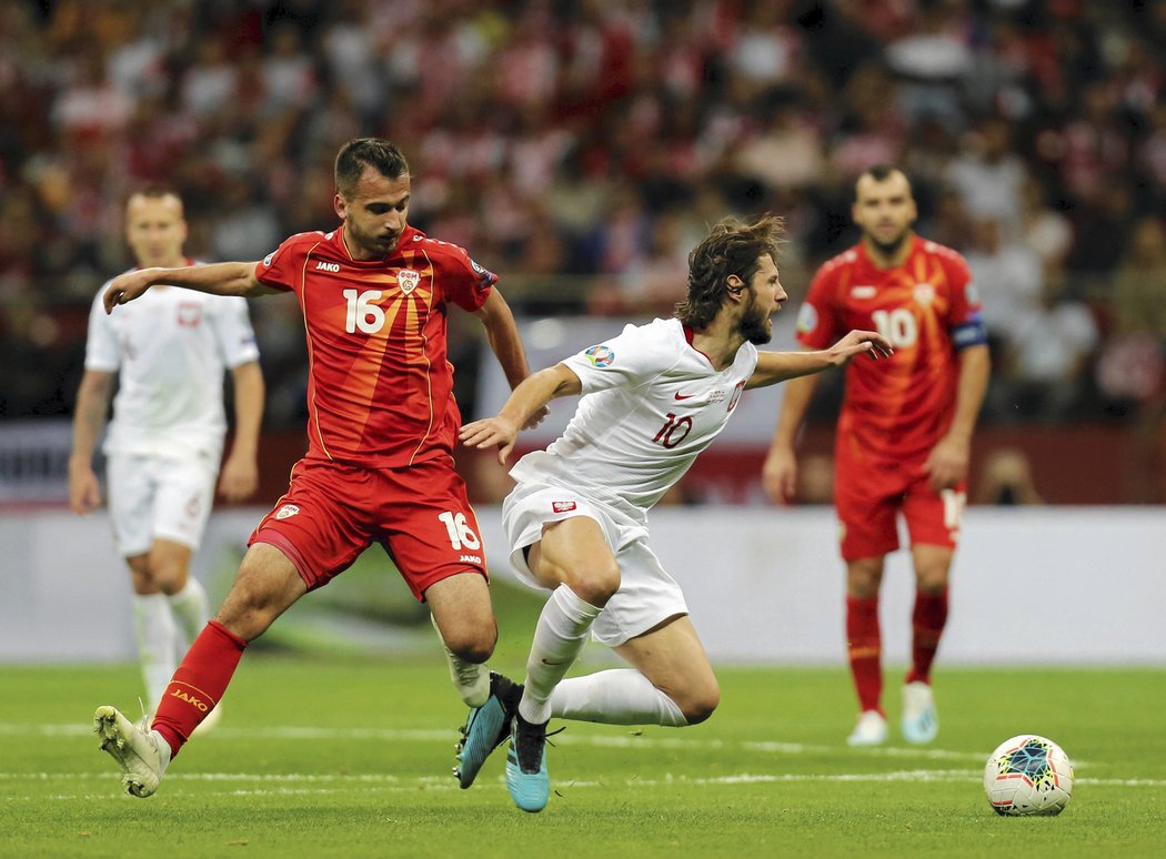 Grzegorz Krychowiak v průniku přes severomakedonskou obranu