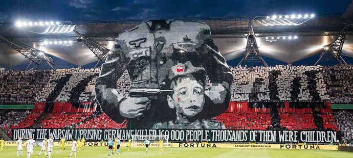 Choreo fanoušků Legie Varšava v zápase s Astanou mělo připomenout výročí varšavského povstání, od UEFA za něj klubu může hrozit trest