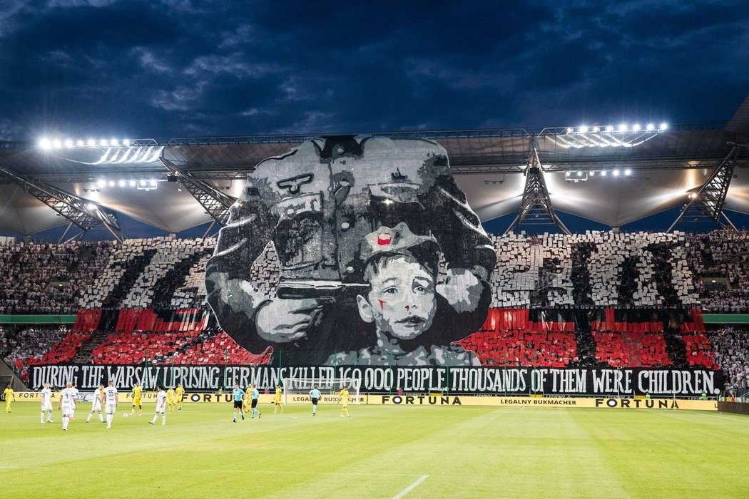 Choreo fanoušků Legie Varšava v zápase s Astanou mělo připomenout výročí varšavského povstání, od UEFA za něj klubu může hrozit trest