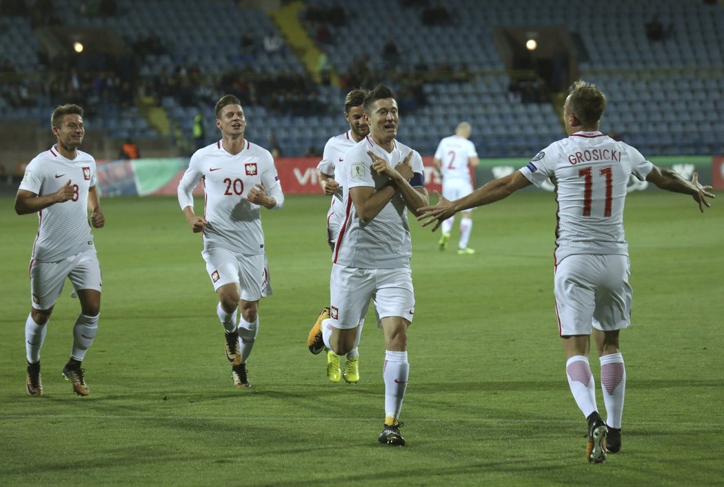 Polský kanonýr Robert Lewandowski se raduje z branky se spoluhráči