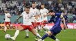 Lionel Messi se snaží prosadit v souboji s Polskem
