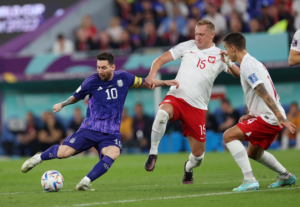 Lionel Messi se snaží prosadit v souboji s Polskem