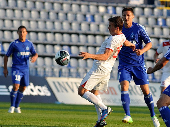 Plzeňský Darida si zpracovává balon v utkání 3. předkola Evropské ligy proti poslkému Chorzówu