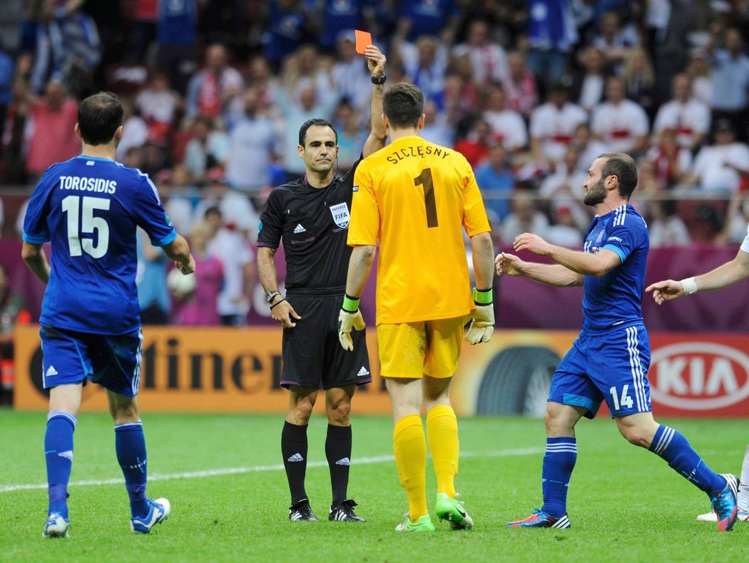 Brankář Poláků Wojciech Szczesny viděl červenou, jeho náhradník ale Řekům penaltu lapil.