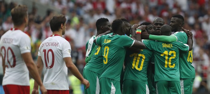 Fotbalisté Senegalu se radují z branky do sítě Polska