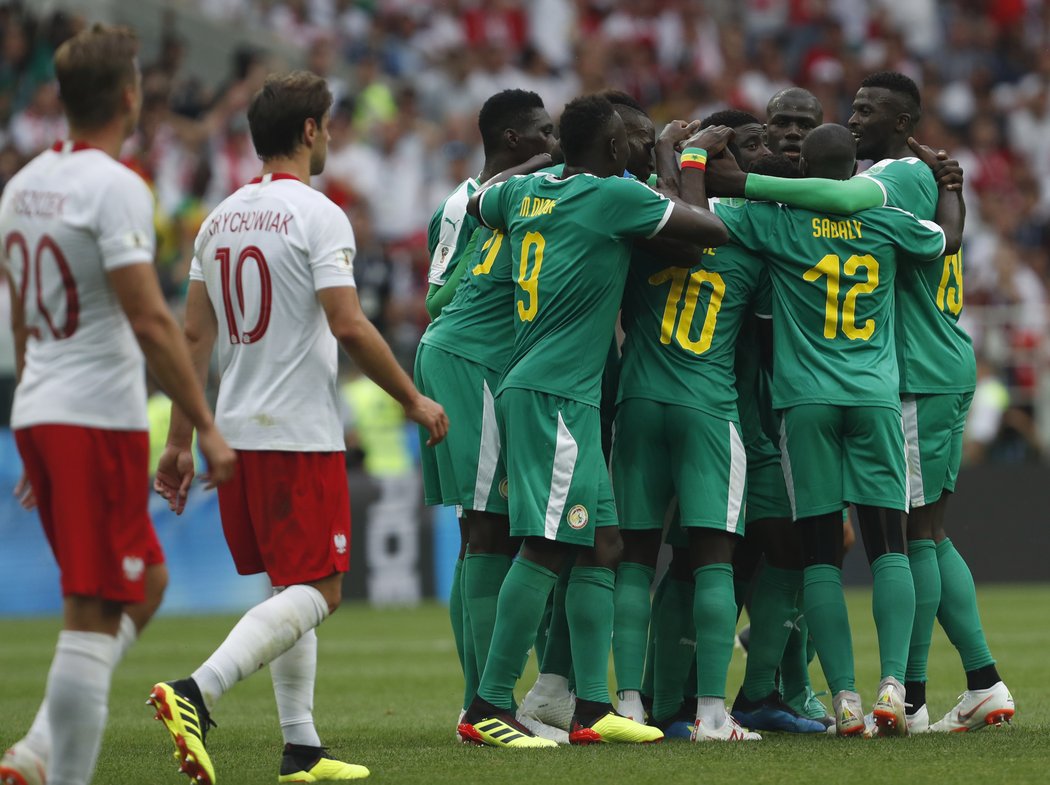 Fotbalisté Senegalu se radují z branky do sítě Polska