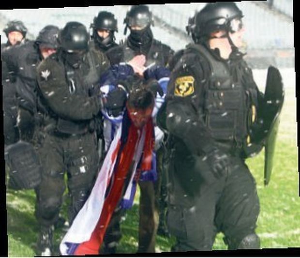 Policejní komando odvádí slovenského fanouška Policejní komando odvádí slovenského fanouška