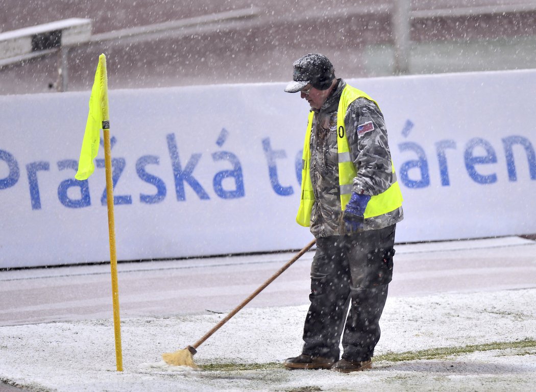 Ani pořadatelská služba nezabránila odložení zápasu mezi Duklou a pražskou Spartou