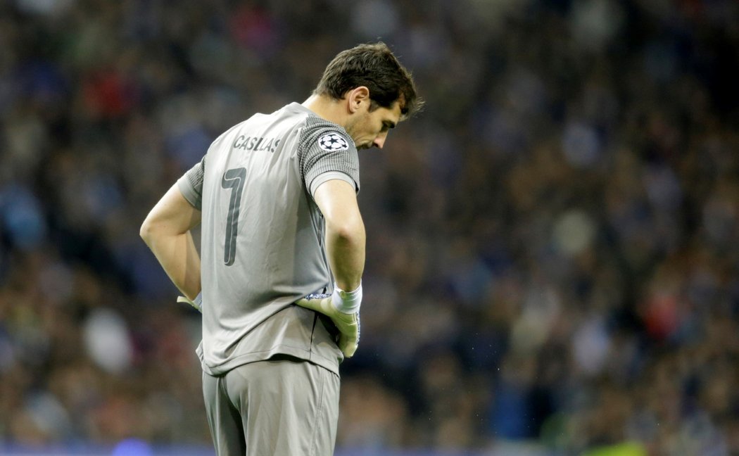 Zkušený brankář Iker Casillas, který řadu let působil v Realu Madrid a aktuálně obléká dres Porta, prodělal na tréninku lehký infarkt